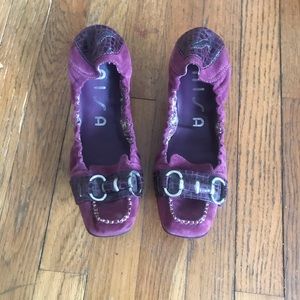 Unisa beautiful purple flats for woman.